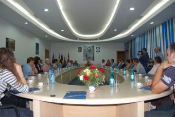 Il vicesindaco del capoluogo del distretto di Gorj, nel quale è compreso Baia de Fier, riceve la delegazione